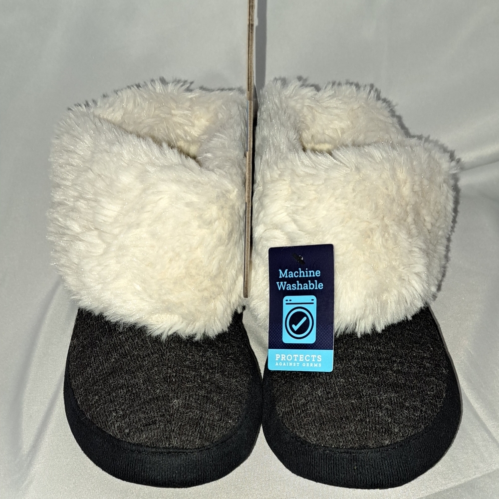 Isotoner memory Foam equal comfort. Slippers.